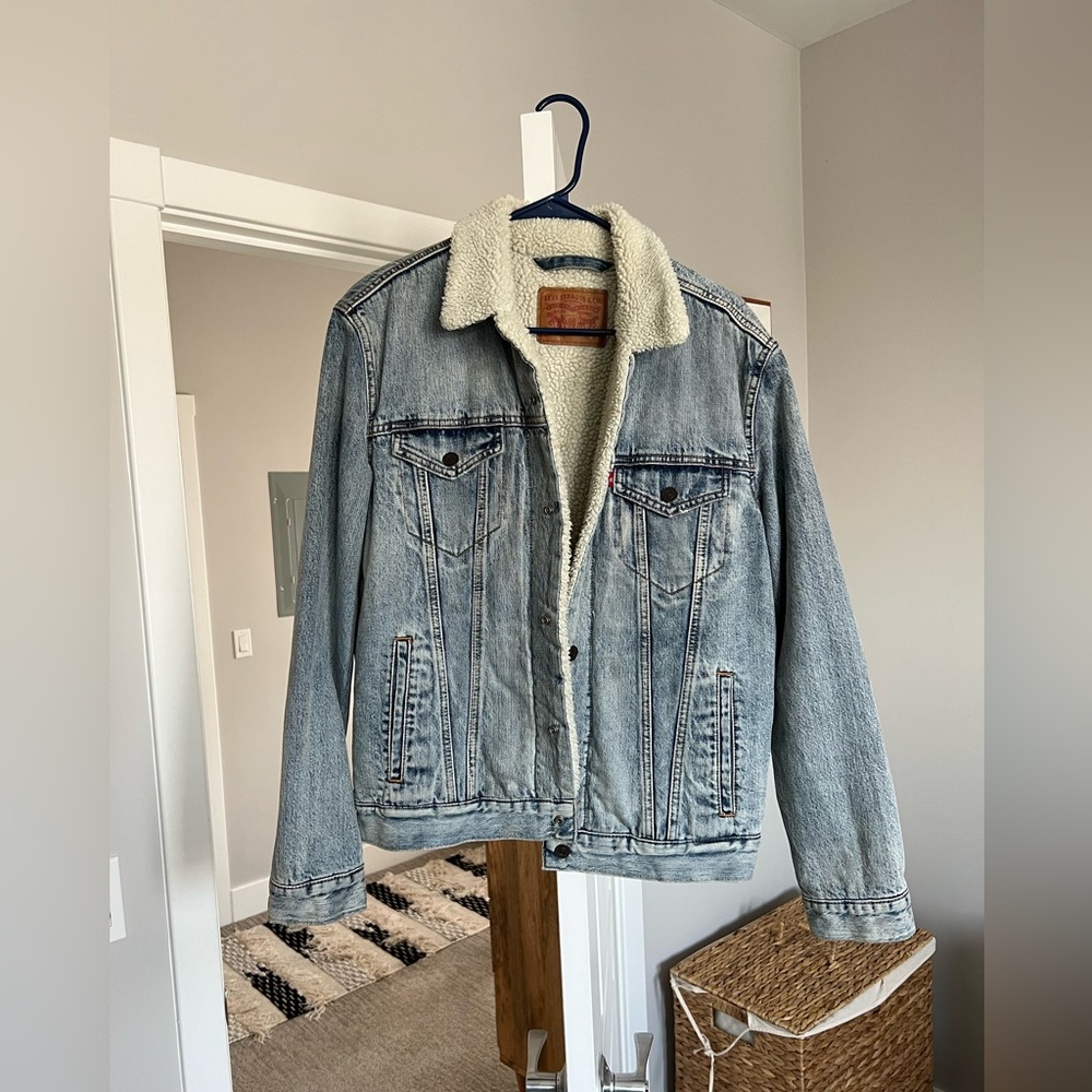 Levi’s Sherpa lined denim jacket Size M